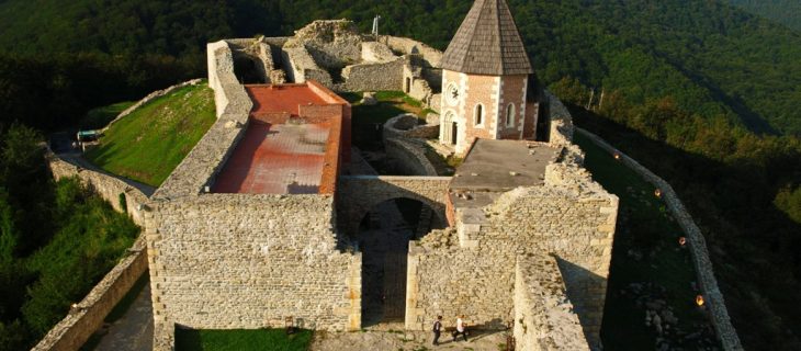 メドヴェッドグラド中世の城の半日ツアー
