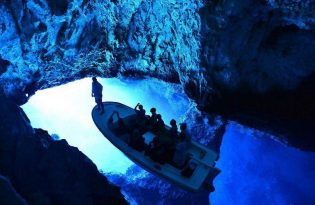 【スプリット発】青の洞窟とフヴァル島のグループツアー